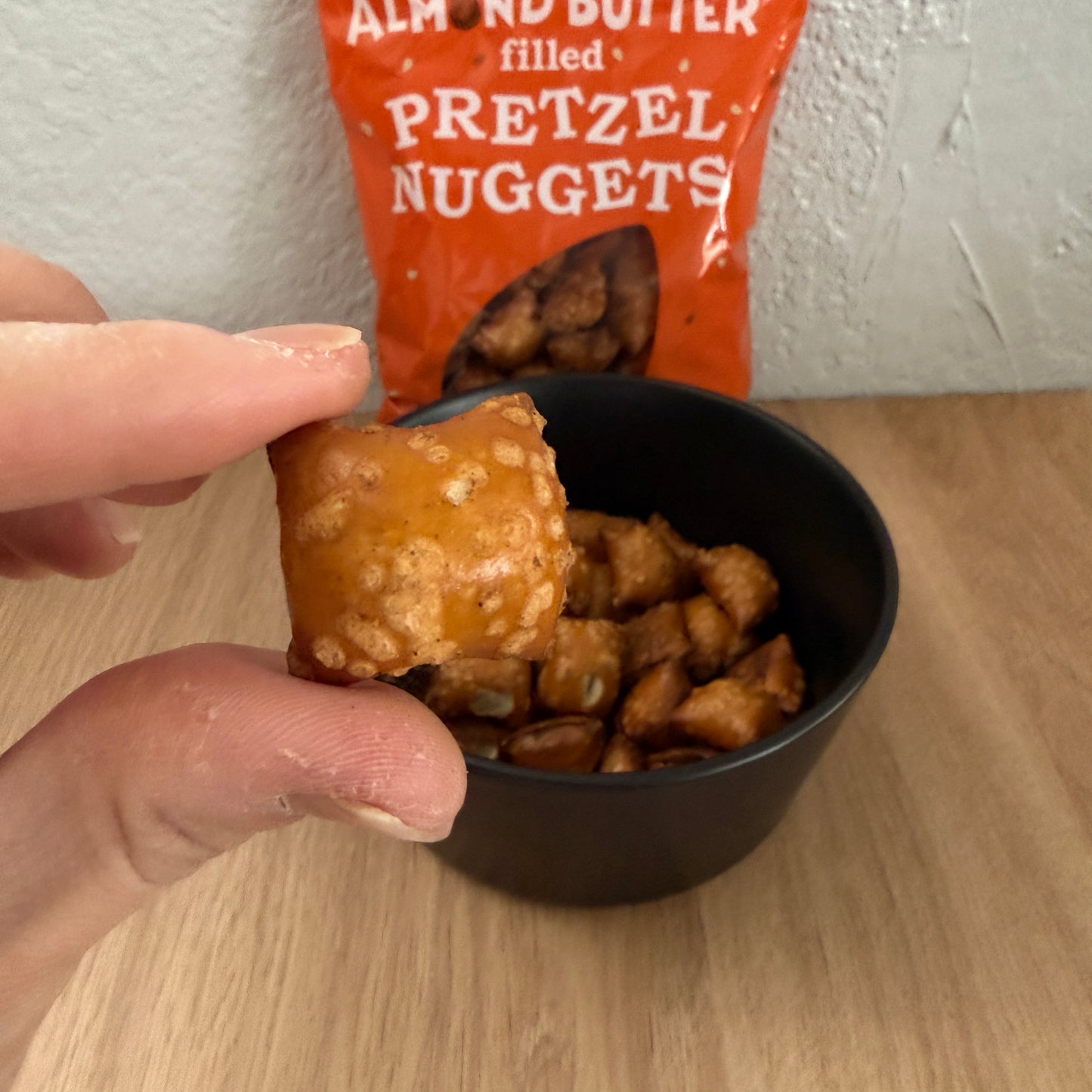 Trader Joe's 트레이더 조 아몬드 버터 필드 프레첼 너겟 — 땅콩 무첨가 스낵