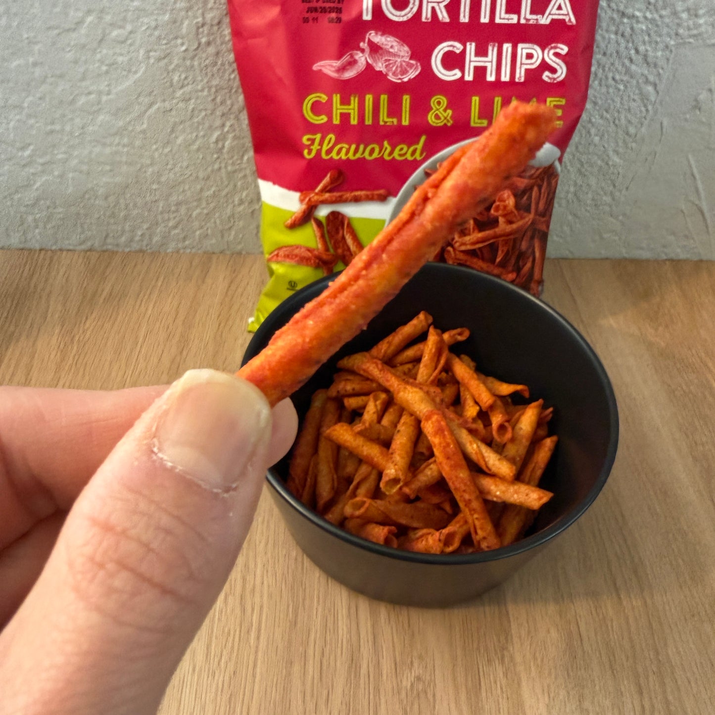Trader Joe's 트레이더 조 칠리 & 라임 롤드 토르티야 칩 — 새콤하고 매콤한 맛